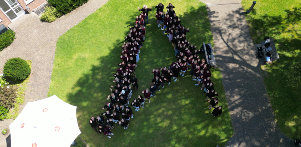 Das Logo der Schülerakademie aus der Vogelperspektive dargestellt mit Menschen
