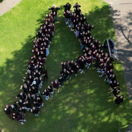 Das Logo der Schülerakademie aus der Vogelperspektive dargestellt mit Menschen
