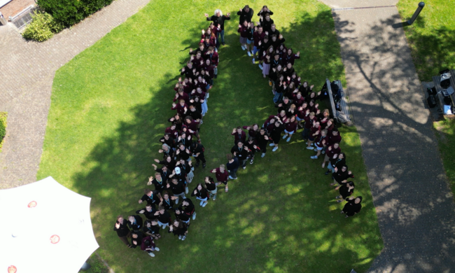 Das Logo der Schülerakademie aus der Vogelperspektive dargestellt mit Menschen