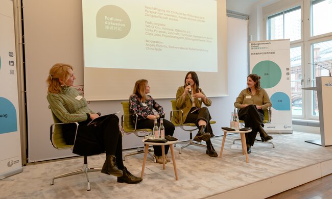 Podiumsdiskussion aus vier Teilnehmerinnen