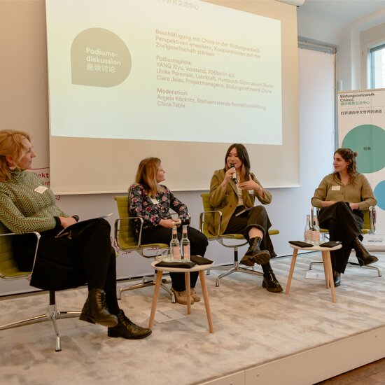 Podiumsdiskussion aus vier Teilnehmerinnen