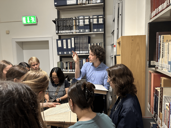 Schüler:innen diskutieren um einen Tisch herum