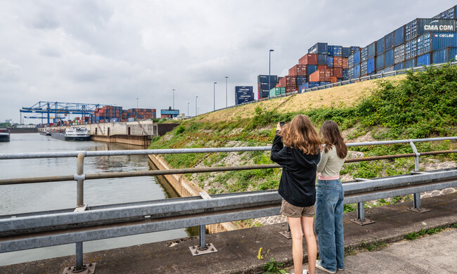 Zwei Schülerinnen stehen an einem Hafen und schauen über das Wasser