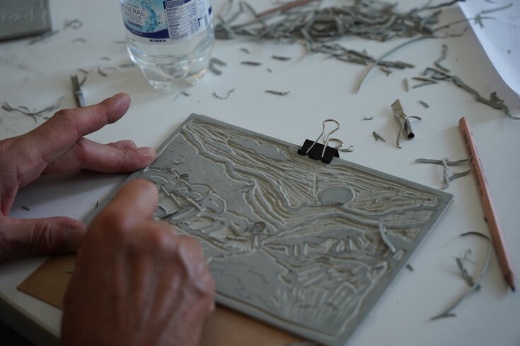 Hand schnitzt Bild in Material.