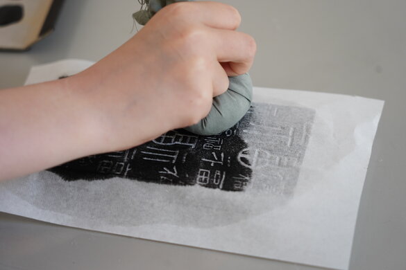 Hand betuscht Papier.