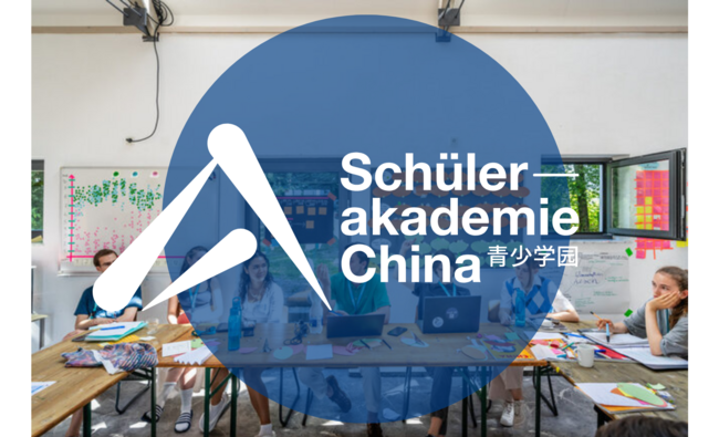 Logo der Schülerakademie China vor einem Klassenraum mit Schüler:innen