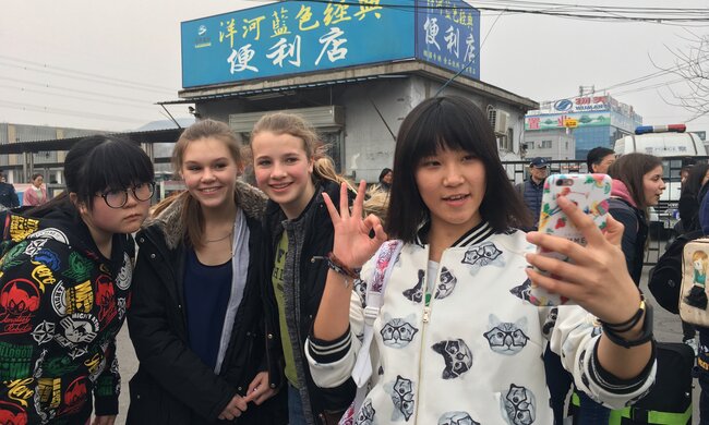 Vier Schüler:innen schießen ein Selfie in China.