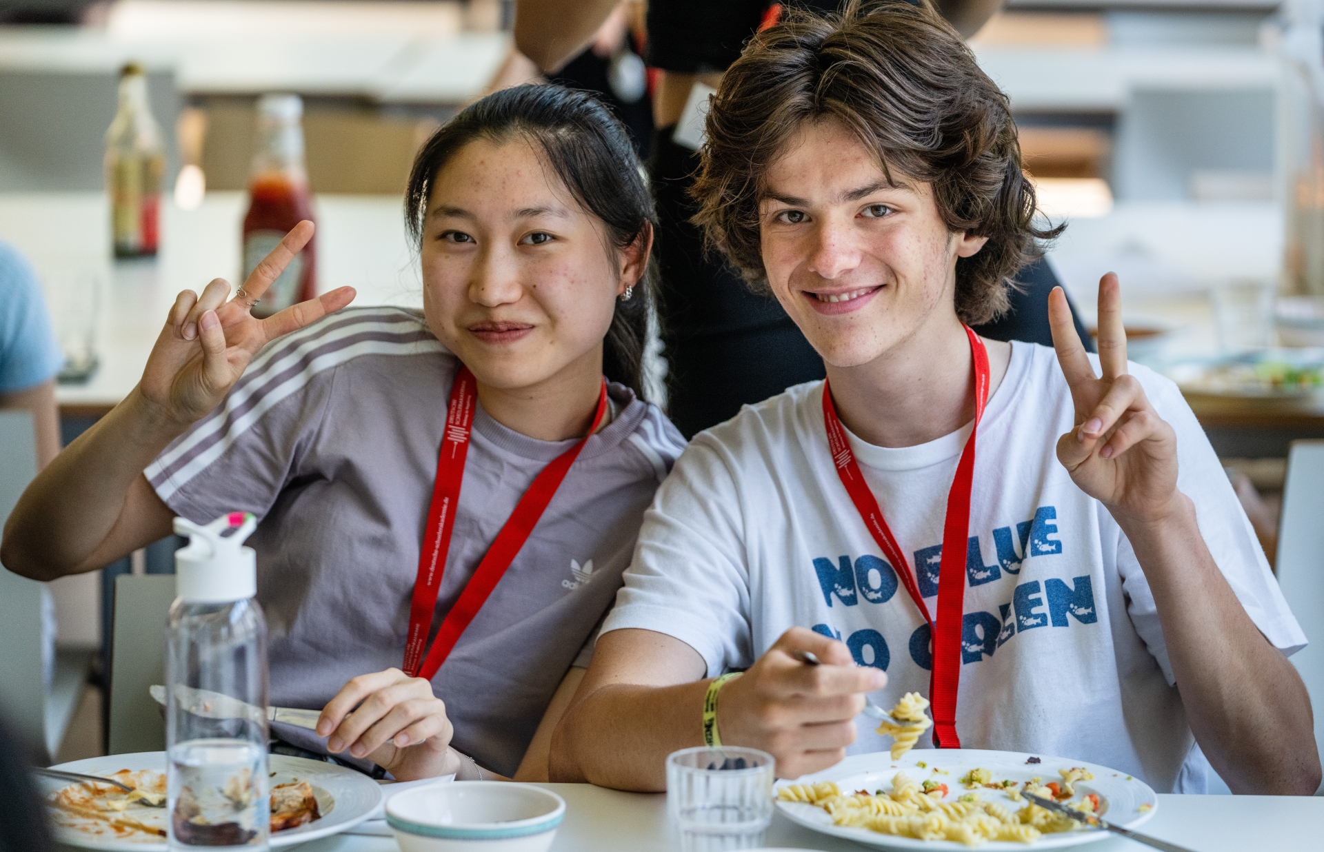Zwei Schüler:innen in Mensa